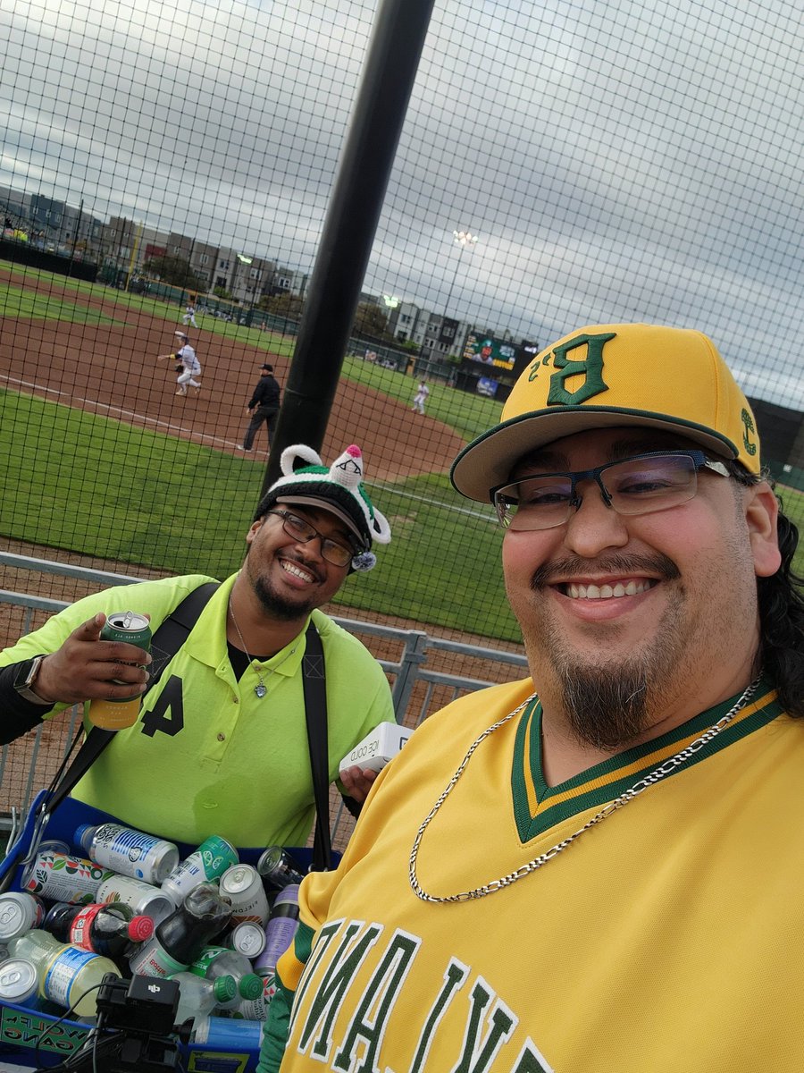 JDawgOakAs72's tweet image. Thank you @IceColdKennybo for getting me right for my first @OaklandBallers game!!!