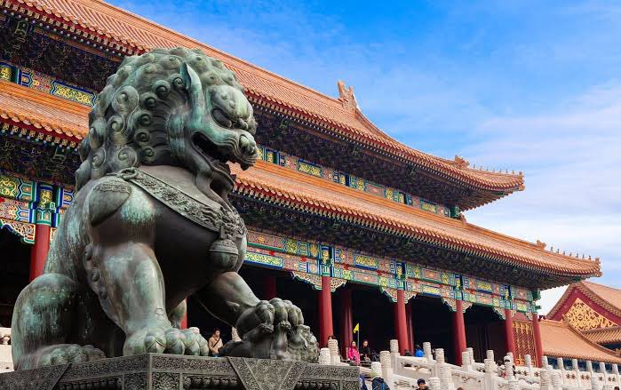 elmercurioAON's tweet image. Le insistieron a un académico chino con el hecho de que China 🇨🇳 va a perder el mercado estadounidense:
El profesor respondió:
"No nos importa, tenemos 5000 años aquí, la mayoría de ese tiempo no existía EEUU.
China sabe cómo seguir por otros 5000 años más”.
