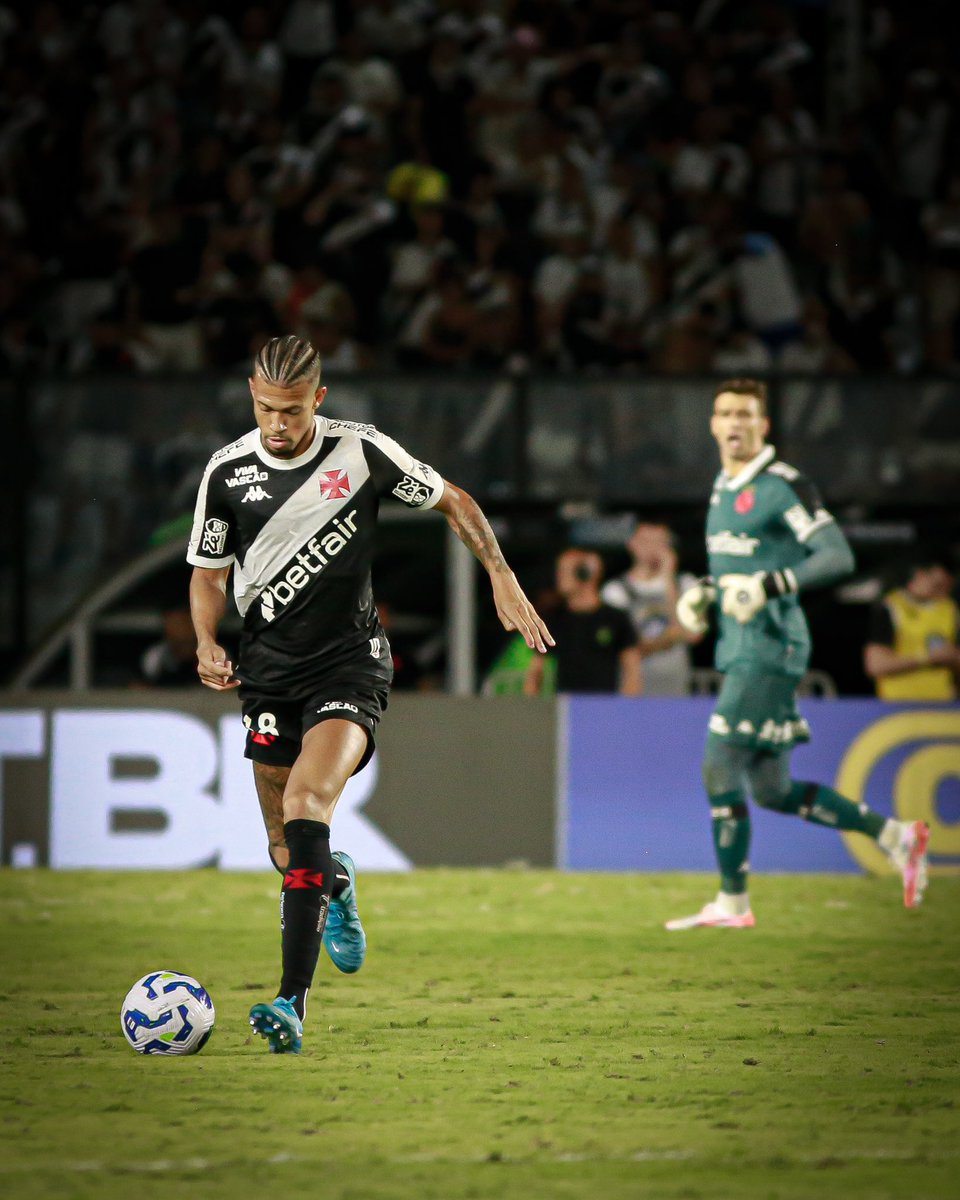 futebol_info's tweet image. João Victor ficou na bronca com a torcida do Vasco após dar o lançamento para o gol de Vegetti. O zagueiro deu uma encarada nos torcedores que estão na social de São Januário e ensaiou colocar a mão na orelha, como fez Loide Augusto para Fernando Diniz recentemente.
🗞 @lancenet…