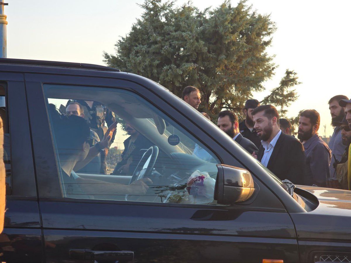 samer3433's tweet image. Multiple families, among them Christians, were from #Suwayda city with oversight from the Syrian Arab Red Crescent and Civil Defense units, and were greeted by Syrian security personnel upon their arrival, after, terrorist attacks from #Israeli agents, the Druze.
#Syria