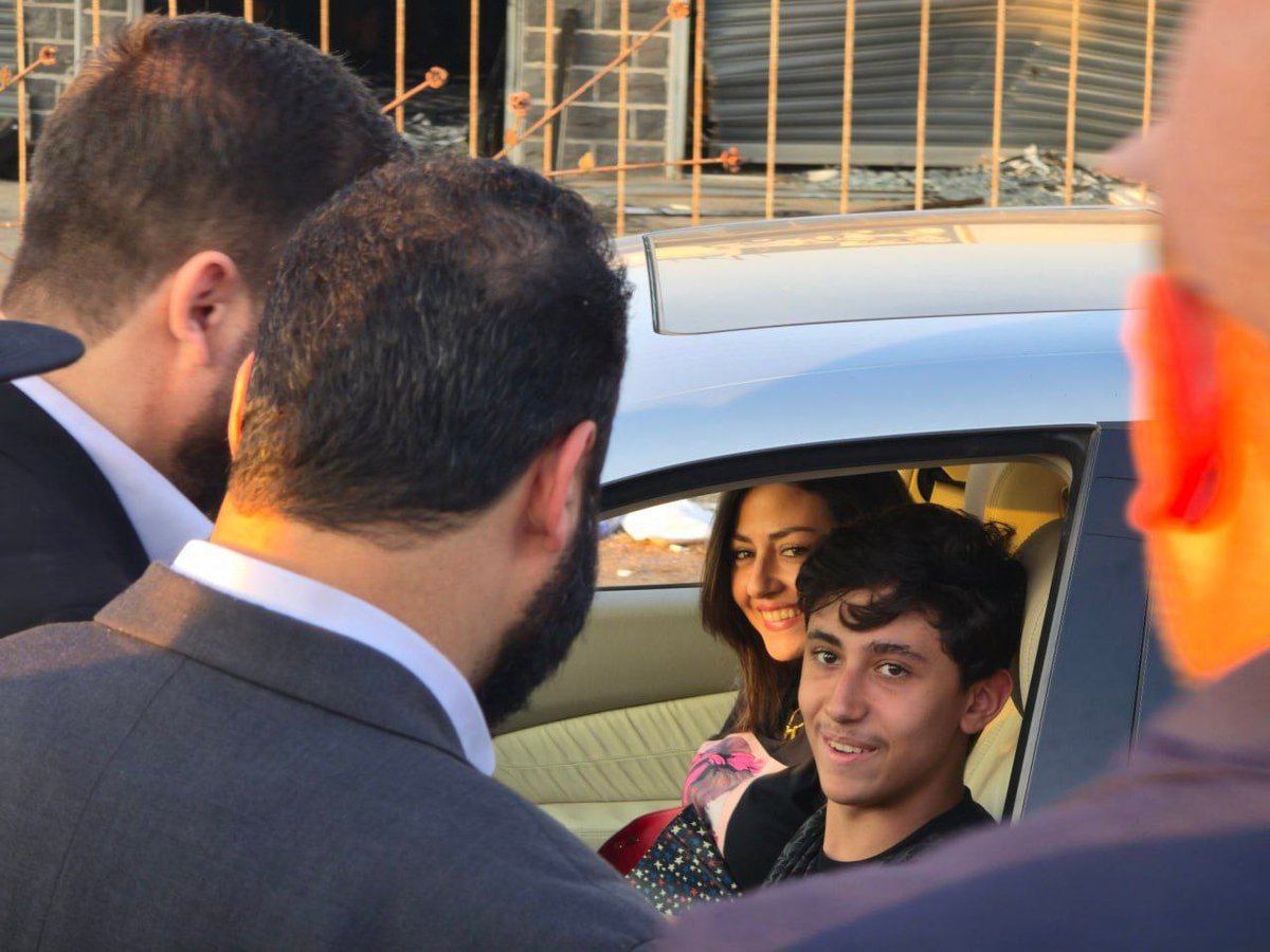 samer3433's tweet image. Multiple families, among them Christians, were from #Suwayda city with oversight from the Syrian Arab Red Crescent and Civil Defense units, and were greeted by Syrian security personnel upon their arrival, after, terrorist attacks from #Israeli agents, the Druze.
#Syria
