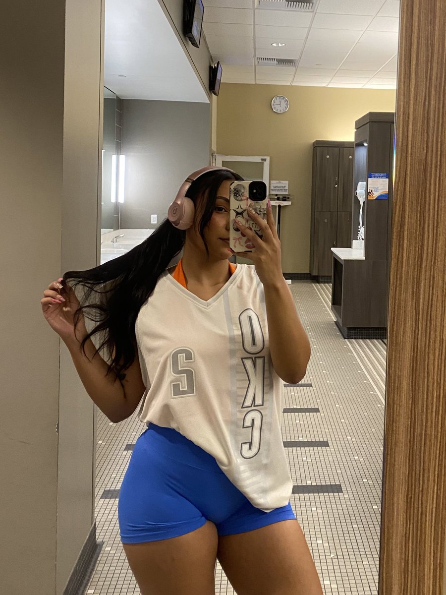 ayeishaa_'s tweet photo. my man's team was in the finals so these were the gym fits that week 🦋🧡 https://t.co/WzdjEdXm1F