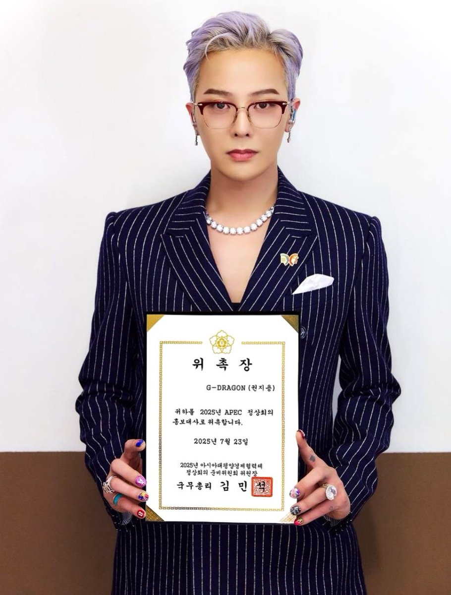 Coup_dEtat5's tweet image. Congratulations #GDRAGON for being appointed as the AMBASSADOR for APEC (Asia Pacific Economic Co-operation) ๐.
Look at the face of South Korea Prime Minister...he's so happy to appoint GDRAGON!!