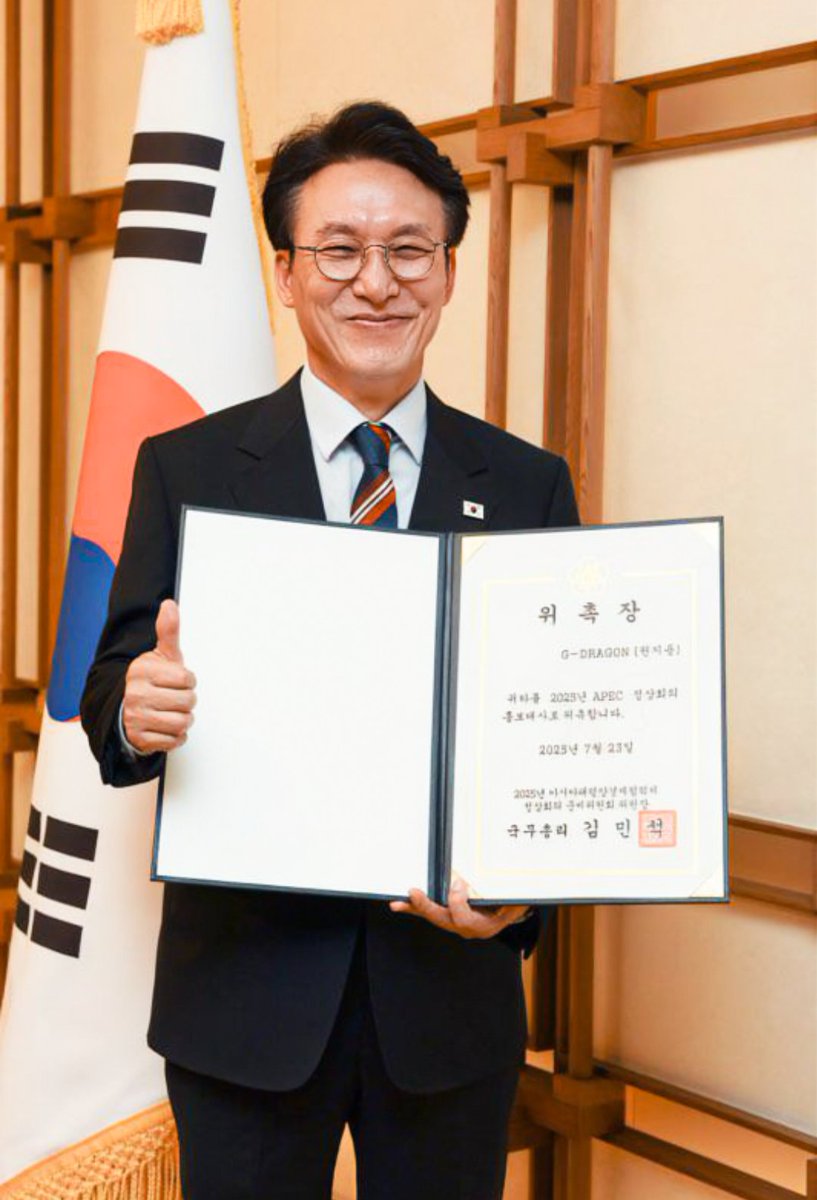 Coup_dEtat5's tweet image. Congratulations #GDRAGON for being appointed as the AMBASSADOR for APEC (Asia Pacific Economic Co-operation) ๐.
Look at the face of South Korea Prime Minister...he's so happy to appoint GDRAGON!!