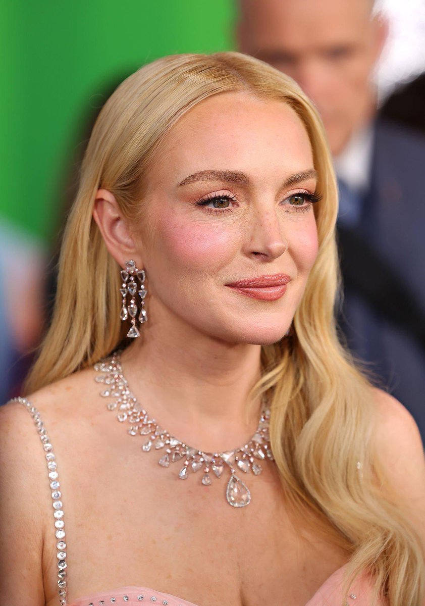 drugproblem's tweet image. But I was told Lindsay Lohan looks so different now? Yet she has the same face and features as her 2005 self?