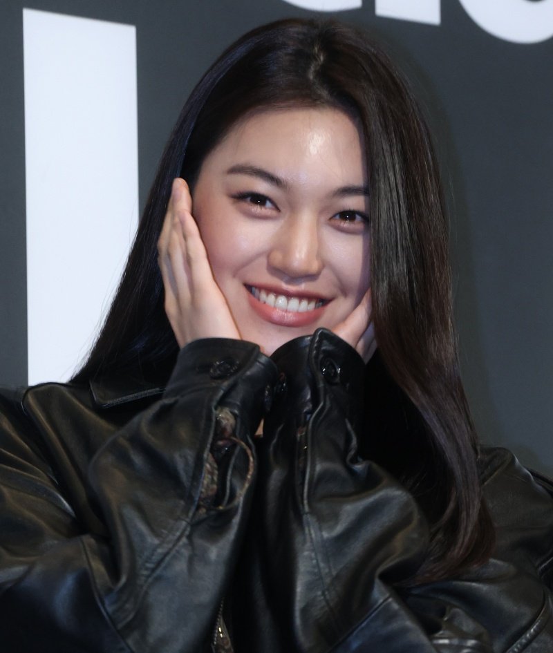 #SAKURAANDO &amp; #KIMDOYEON reportedly to lead new film 'DORA'

It depicts solidarity between women in a seaside village &amp; tells the story of a girl with physical &amp; mental pain who meets another woman and is healed. Helmed by Dir. Jung Joori (#NextSohee)
🔗 naver.me/xYv0LuWr