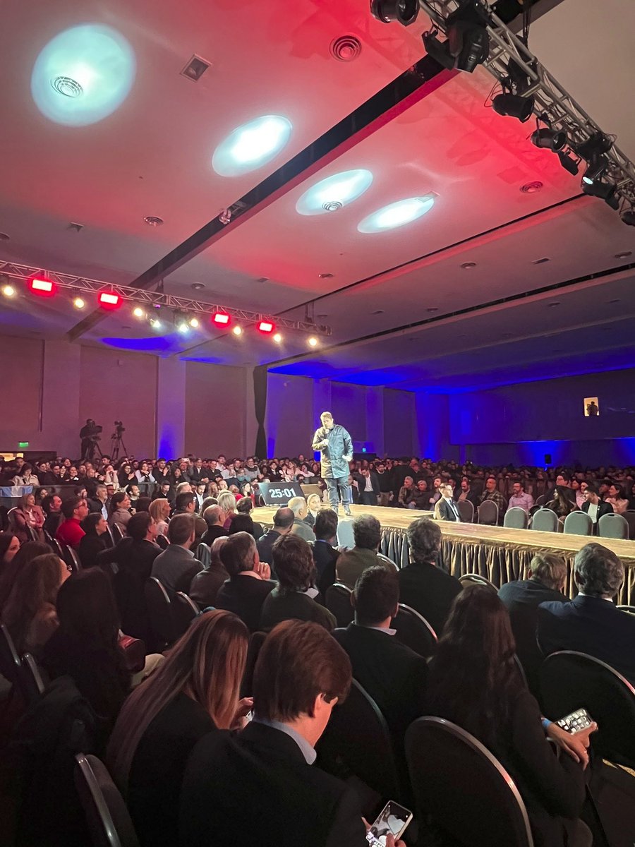 MartnPeiretti1's tweet image. ⛔️🚨✅ Fracaso total de la Derecha Fest en Córdoba. No llegaron a juntar 2 mil personas, 1700 personas y la mitad de las entradas las tuvieron que regalar. Discursos de odio y sillas vacías. A, y el salón donde se hizo esta fiestita se llama Pajas Blancas, se cargan solos.