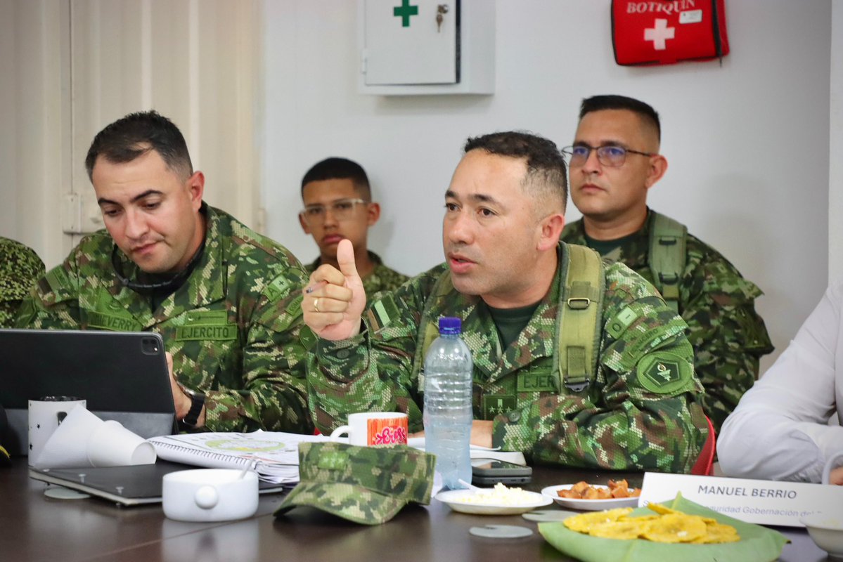 Ejercito_Div2's tweet image. #EsNoticia || Participamos en el consejo de seguridad en Yondó bajo el liderazgo de @GobAntioquia, con el fin de aunar esfuerzos que nos permitan adelantar acciones contundentes para enfrentar y reducir los factores de inestabilidad y esclarecer los hechos ocurridos en los…