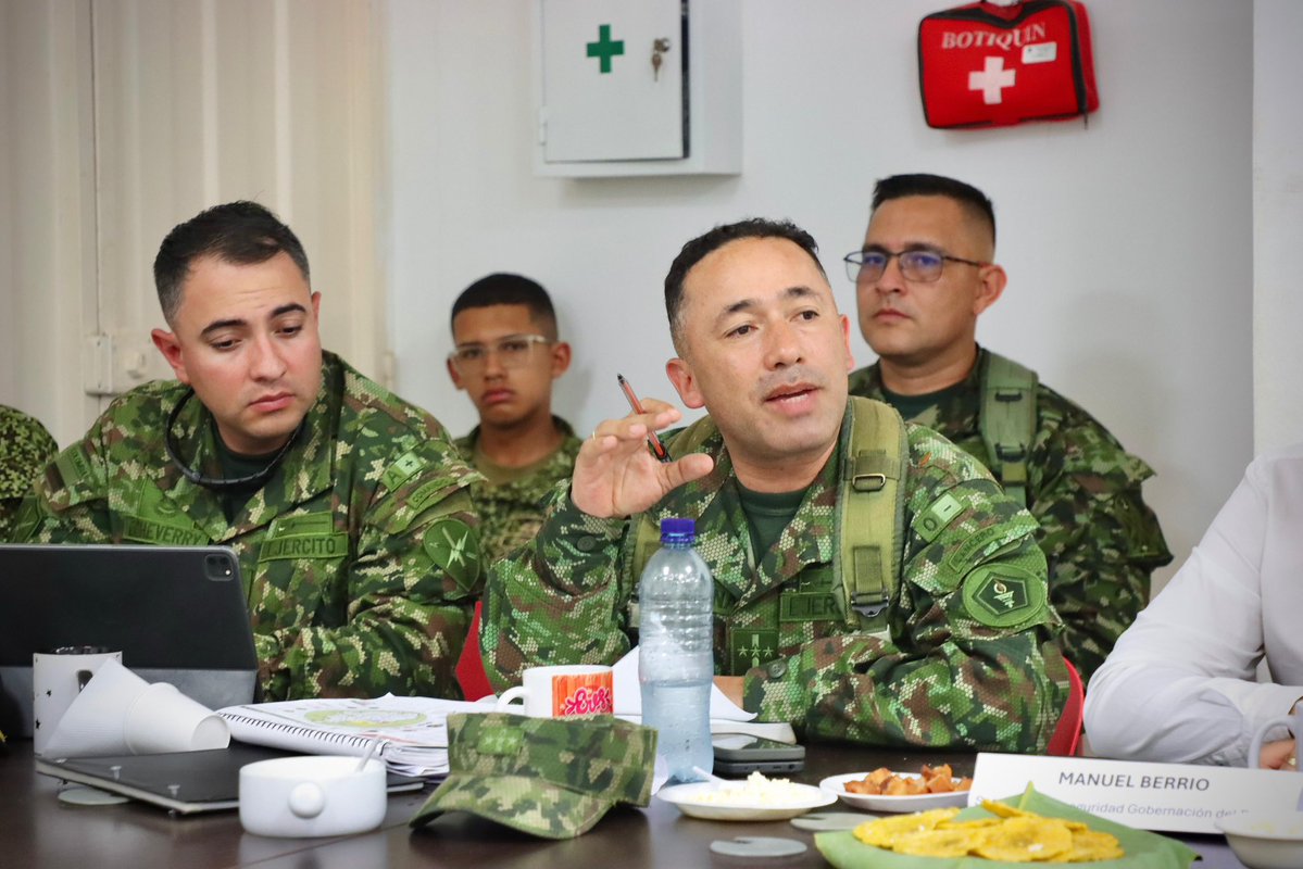 Ejercito_Div2's tweet image. #EsNoticia || Participamos en el consejo de seguridad en Yondó bajo el liderazgo de @GobAntioquia, con el fin de aunar esfuerzos que nos permitan adelantar acciones contundentes para enfrentar y reducir los factores de inestabilidad y esclarecer los hechos ocurridos en los…