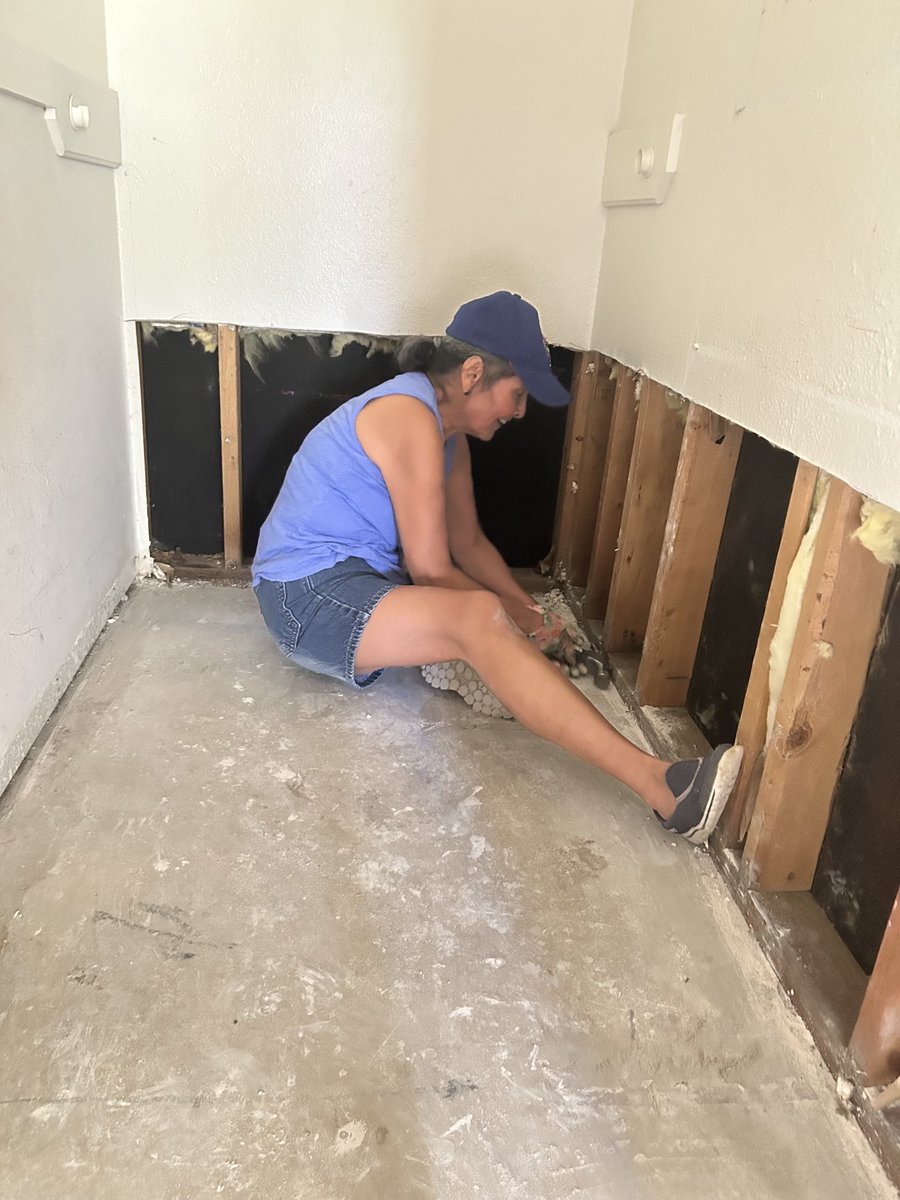 GloriaCampos's tweet image. Two friends & I spent afternoon in neighboring Burnet County helping out with flood recovery efforts; a first for me. Kerr County isn’t only Hill Country county that suffered flooding. Volunteers & donations are still needed. We signed up thru Ark of Highland Lakes. We’ll be back