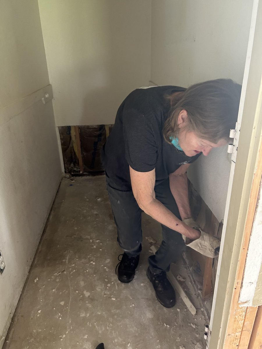 GloriaCampos's tweet image. Two friends & I spent afternoon in neighboring Burnet County helping out with flood recovery efforts; a first for me. Kerr County isn’t only Hill Country county that suffered flooding. Volunteers & donations are still needed. We signed up thru Ark of Highland Lakes. We’ll be back