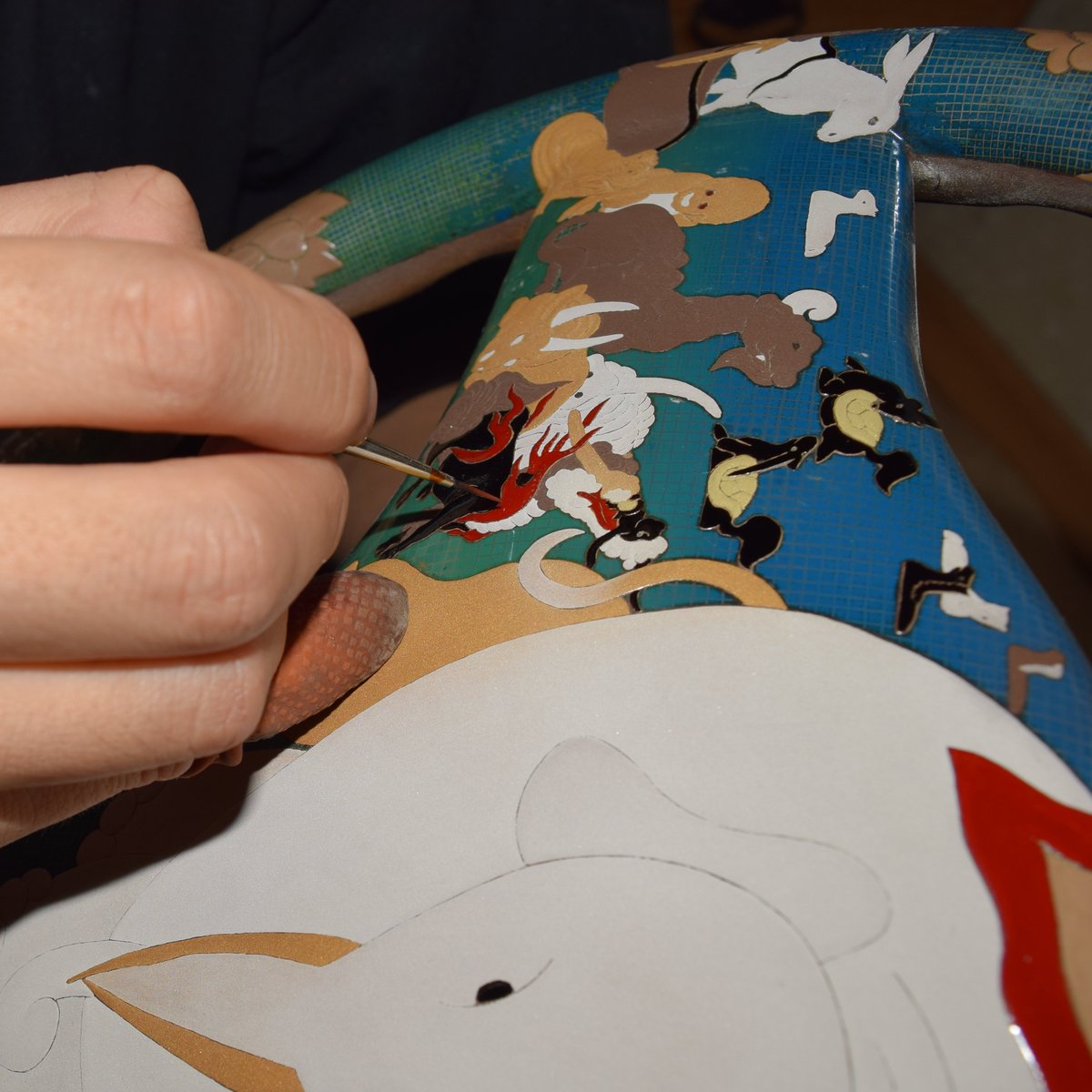 joboji's tweet image. A maki-e steering wheel inspired by Itō Jakuchū’s masterpiece Birds, Animals, and Flowers Folding Screen.
#松沢漆工房 #葆光庵 #matsuzawa #蒔絵 #makie #伝統工芸 #伊藤若冲