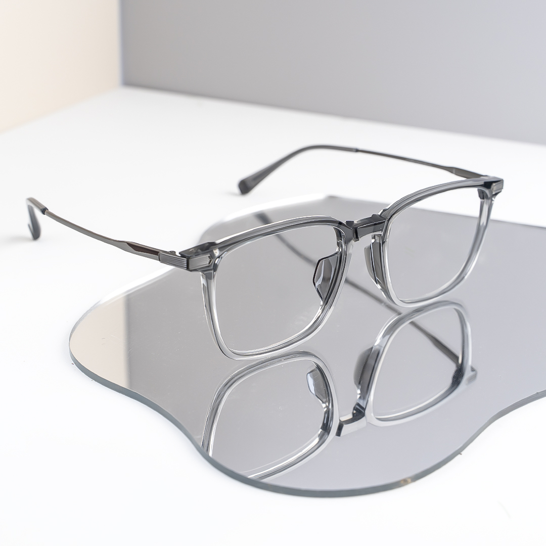 abbeglasses's tweet image. Effortless Elegance ✨
Crutative pairs classic square lenses with translucent gray tones. Ultra-light TR front meets durable titanium temples for lightweight, all-day comfort.

#minimaliststyle #squareframes #translucentgray #titaniumtemples #abbeglasses