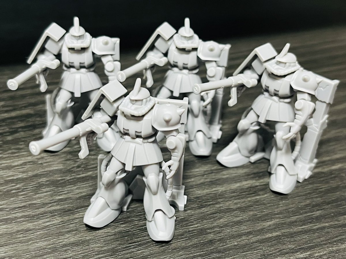 今日の当たりはザクⅡ！🍫🥚でも実は知人とトレードにより入手していたので2つめ！
ダブりということでもう1個開けてシャアザク！シャアザクも持っていたので、もう1個開けてシャアザク！
どうなってんだァ！！！？アアアアーーッ
10(5)/19