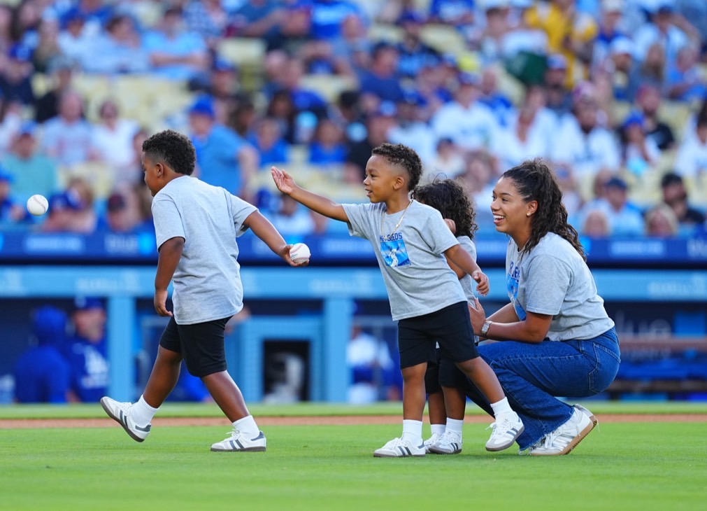 家族で始球式】 #ドジャース #テオスカー・ヘルナンデス 外野手の