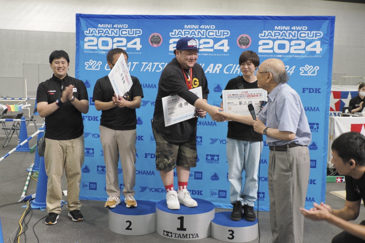 Chosoku_Guide2's tweet image. 田宮俊作会長のご逝去の報に接し、心よりお悔み申し上げます。昨年のJC静岡大会でサプライズ登場され、オープンクラス入賞者に声を掛けられていたのが思い出です。最後に拝見したのが5月のJCコース撮影時でした。ミニ四駆は不滅です! #ミニ四駆 #タミヤ