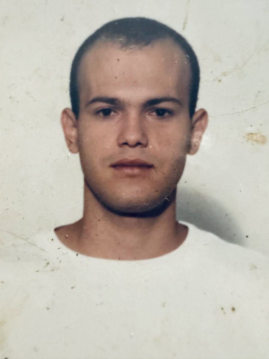 RomanCarvajal's tweet image. Ya casi 40 años, cuando ingrese a medicina y hoy después de 16 hr de trabajo, se ve que ya me pasó un tren 🚊 por encima, “la vida es dura morro”
