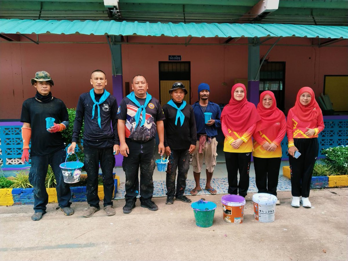 🌈ฉก.ทพ.22 ร่วมกับน้องๆ นักเรียนโรงเรียนวัดอัมพวนาราม บ.ม่วงหมัง ม.5 ต.เมาะมาวี อ.ยะรัง จ.ปัตตานี ทาสีอาคารโรงเรียน และปรับปรุงภูมิทัศน์ อาคารเรียนให้สวยงาม และทำความสะอาด บริเวณโดยรอบ เพื่อเป็นการจัดระเบียบสภาพแวดล้อมภายในโรงเรียน ให้ร่มรื่น น่าอยู่