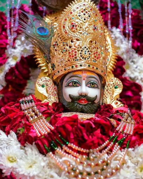 वो अक्सर मुझे अपने दर पे बुलाते हैं,
कभी चुपके से अपने दर्शन दे जाते हैं।
           ।। जय श्री श्याम।।