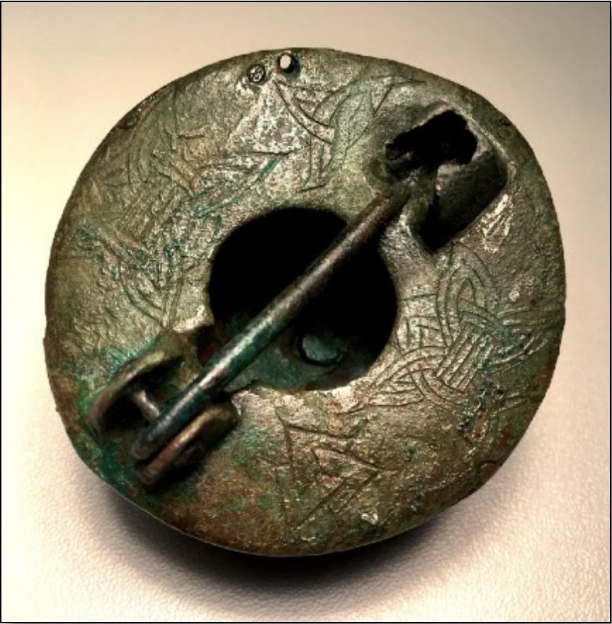 Sagnamadr's tweet image. Box brooch from Gotland with a Valknut/Hrungnishjarta and triquetra carved on the bottom.