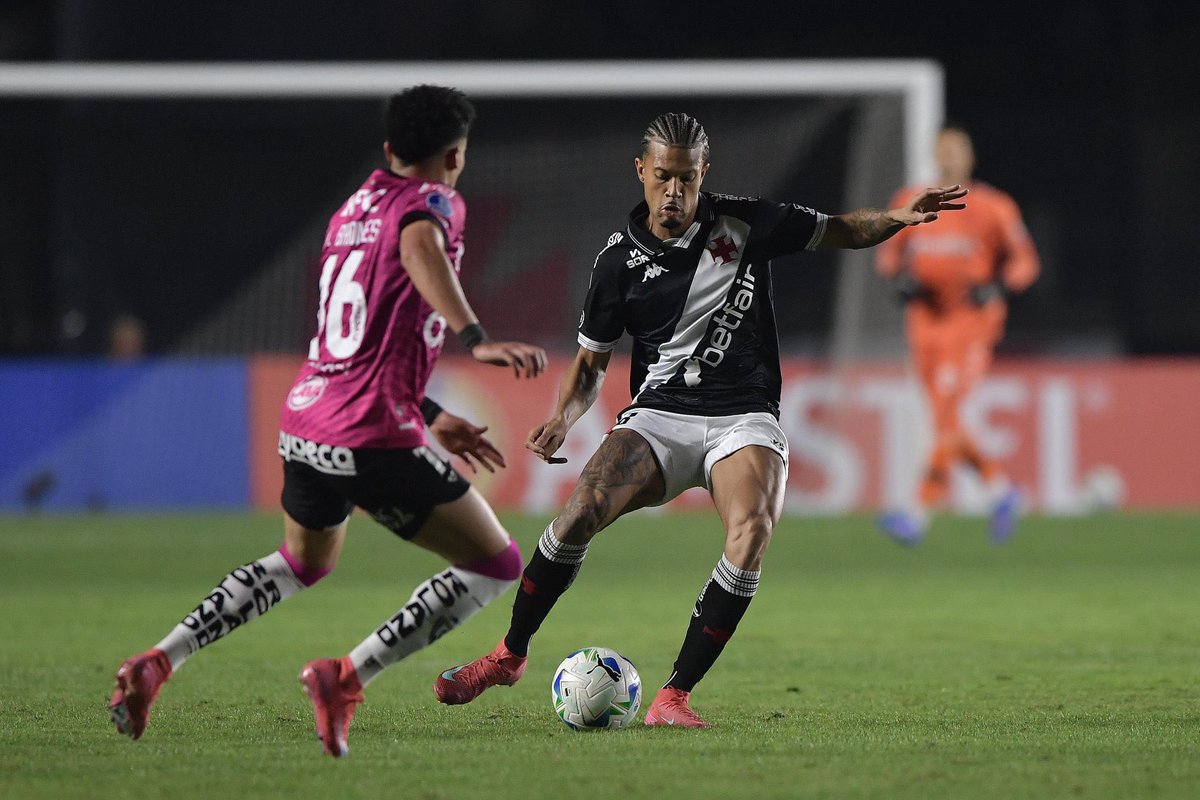 O problema não é a eliminação. O torcedor do Vasco já até imaginava depois de o time tomar 4 a 0 fora de casa. O problema é: a equipe de Diniz fez mais um jogo abaixo e nem sequer venceu o Del Valle dentro de São Januário. Situação complicada para o Cruz-maltino. 

Foto: Conmebol