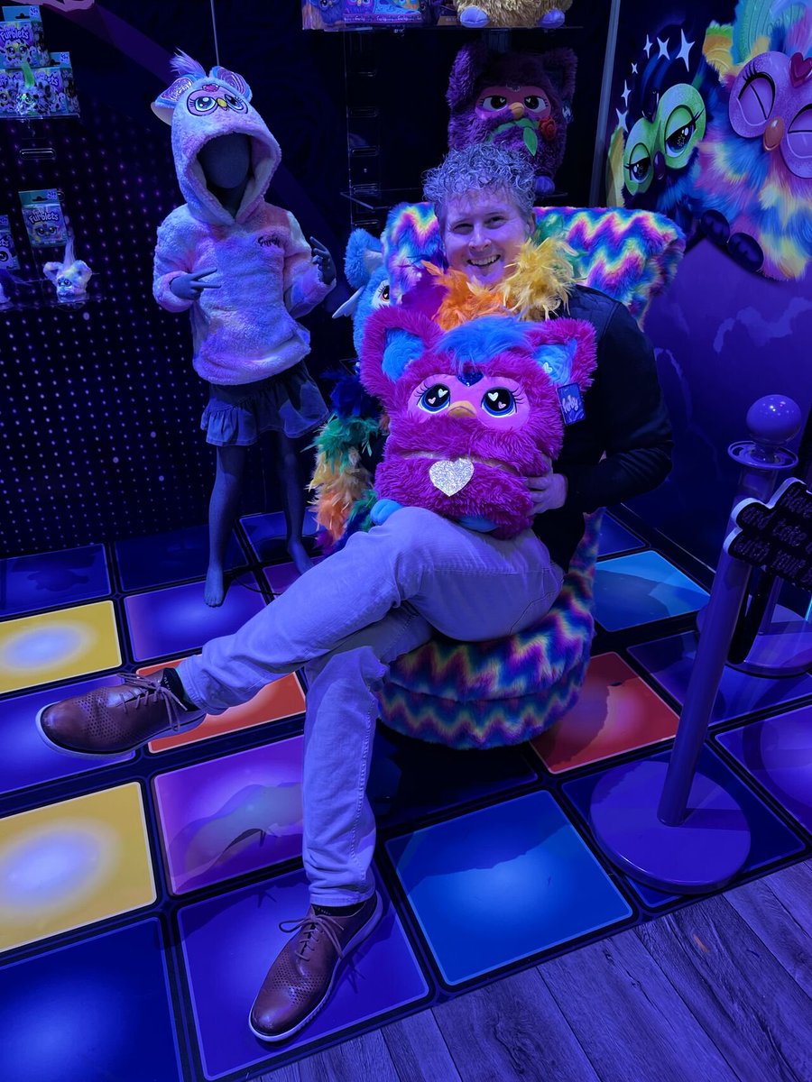 misswhynowhy's tweet image. i sat in the same exact chair as hasbro ceo chris cocks
i wore the same exact feather boa. we breathed the same air.