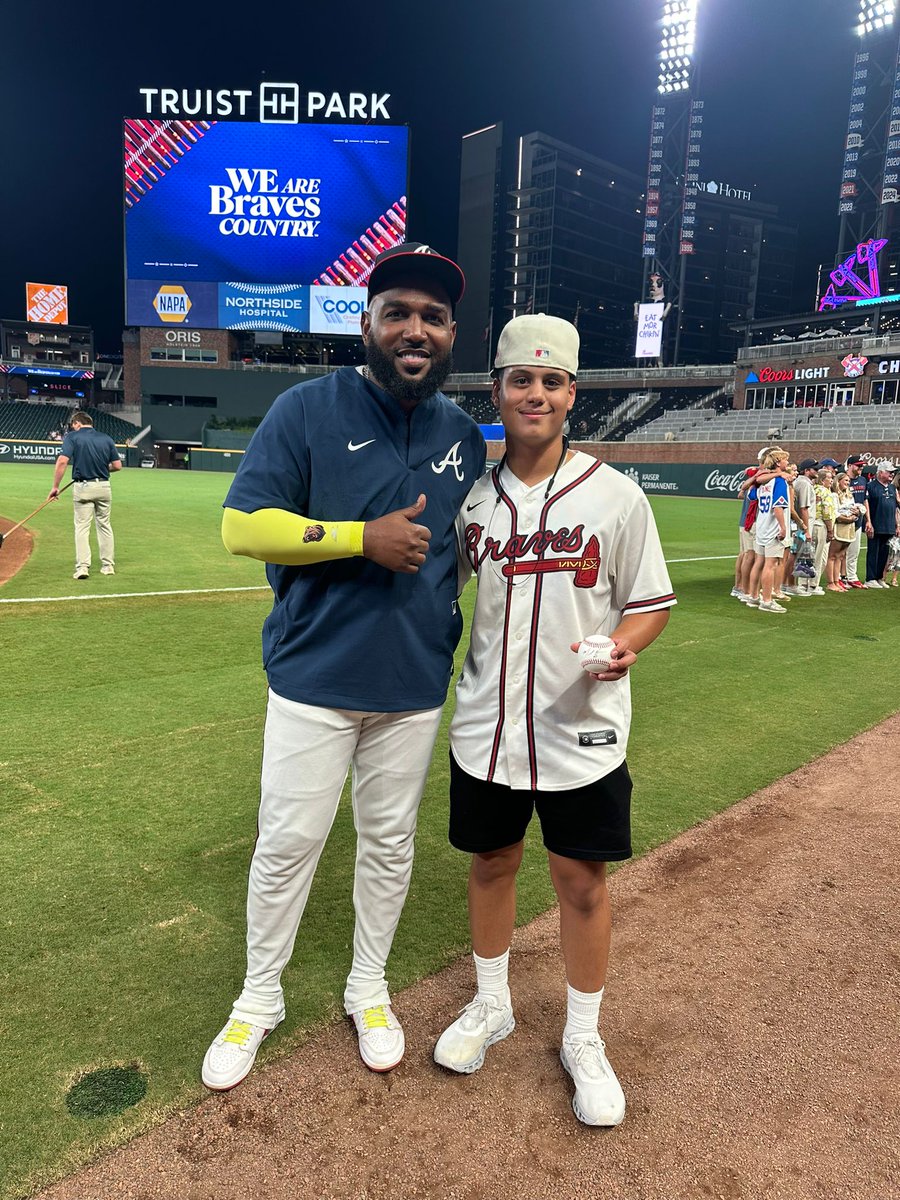 hgomez27's tweet image. Sirvan estas palabras para agradecerle a Marcell Ozuna por el noble gesto que tuvo para con el joven Matthew García, sobrino de mi buen amigo y vecino Newton Camilo.
El joven le vociferó a Ozuna, quien gentilmente lo hizo bajar al terreno de juego, se tomó una foto con él y le…
