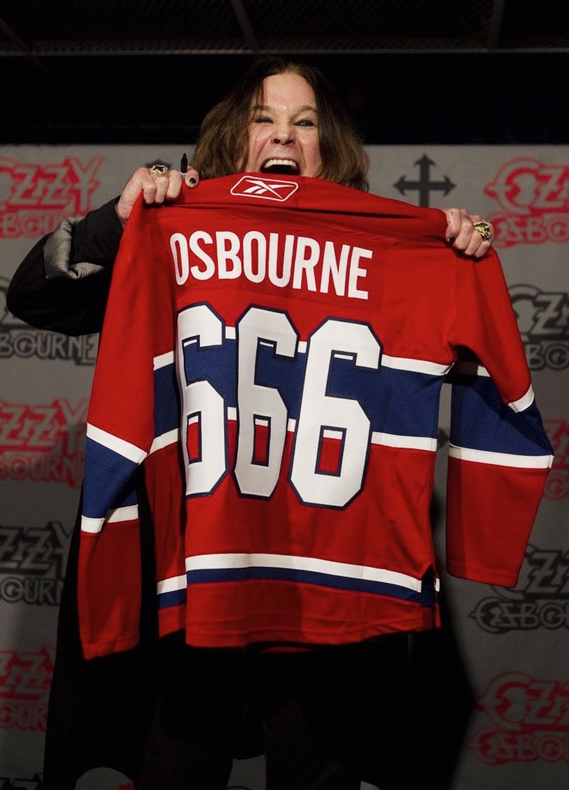 Thebigfaceoff's tweet image. The legend Ozzy Osbourne was gifted a Habs jersey when Black Sabbath performed in Montreal back in 2014.
RIP 🙏
Back in 2014, rock icon Ozzy Osbourne was honored with a Canadiens jersey during a Black Sabbath show in Montreal.
A legend gone, but never forgotten. 🖤
#OzzyOsbourne…