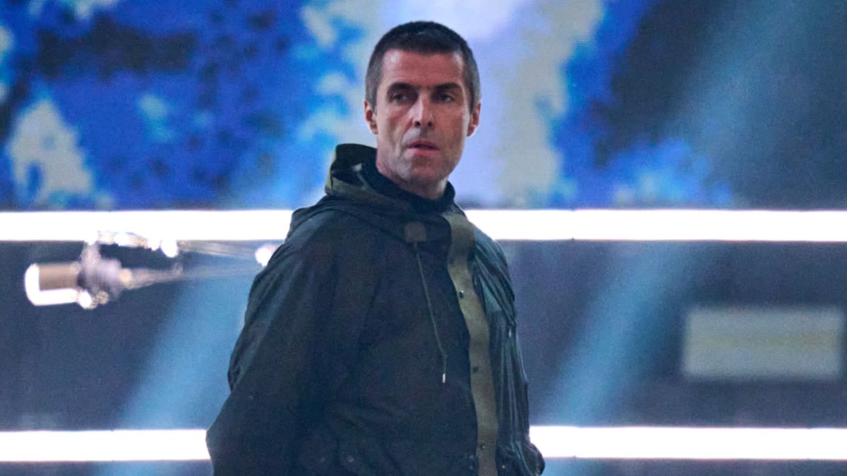 Complex's tweet image. Liam Gallagher guarantees no jumbotron surprises at Oasis shows. No awkward moments, just pure music energy. After Coldplay's 'Kiss Cam' drama, Oasis keeps it real. Read the full story: complex.com/music/a/alex-o…