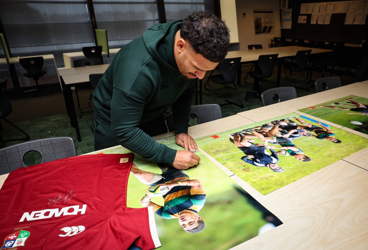 lionsofficial's tweet image. A special return home for Sione as he visited his old school in Melbourne! 🙌🦁
#Lions2025