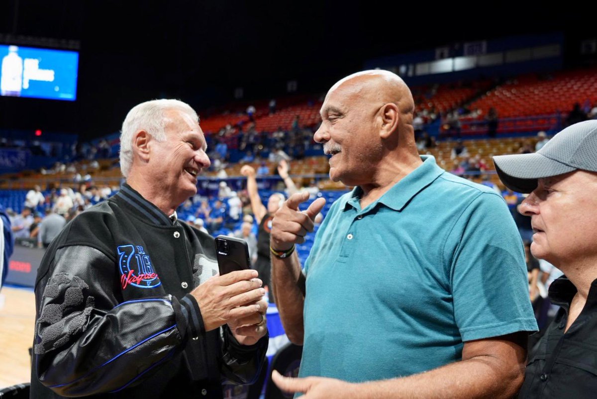 Esta noche nos honra con su presencia el legendario jugador de Los Vaqueros, Rubén Rodríguez, quien pudo disfrutar del partido junto a la entusiasta fanaticada, en el Coliseo que lleva su nombre. ¡Rubén, bienvenido al Rancho!
<a href="/VaquerosBSN/">Vaqueros de Bayamón</a>