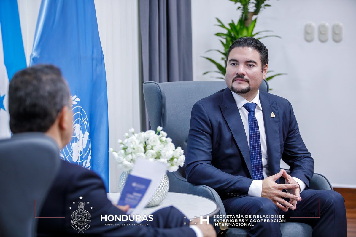 Cancillería Honduras (@cancilleriahn) on Twitter photo 🇭🇳🇺🇳|| Para reafirmar el compromiso de continuar trabajando en áreas clave para el desarrollo institucional, el Canciller <a href="/JavierEBS/">Javier Bu Soto</a> dialogó con el representante de <a href="/OACNUDHHN/">OACNUDH Honduras</a>, Juan Carlos Monge, acerca de la agenda de cooperación entre Honduras y el sistema de Naciones Unidas. 🇭🇳🇺🇳|| Para reafirmar el compromiso de continuar trabajando en áreas clave para el desarrollo institucional, el Canciller <a href="/JavierEBS/">Javier Bu Soto</a> dialogó con el representante de <a href="/OACNUDHHN/">OACNUDH Honduras</a>, Juan Carlos Monge, acerca de la agenda de cooperación entre Honduras y el sistema de Naciones Unidas.