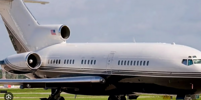 ChookChook38319's tweet image. The Lolita Express.
Who knew it had a rear access door that can be opened mid flight?
Boeing 727-200