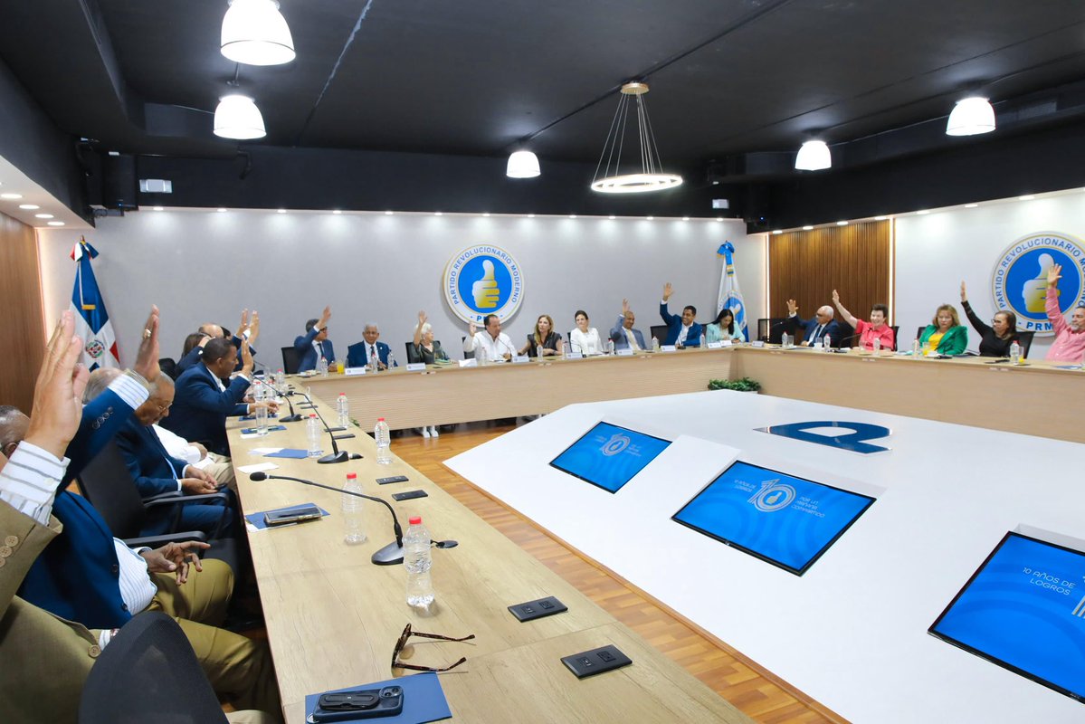 Hoy participamos en la reunión ordinaria de la Dirección Ejecutiva del <a href="/PRM_Oficial/">PRM</a>, concluimos con la votación mayoritaria para la permanencia de los bufetes directivos del Senado de la República y la Cámara de Diputados presididos por los compañeros, Ricardo de Los Santos y