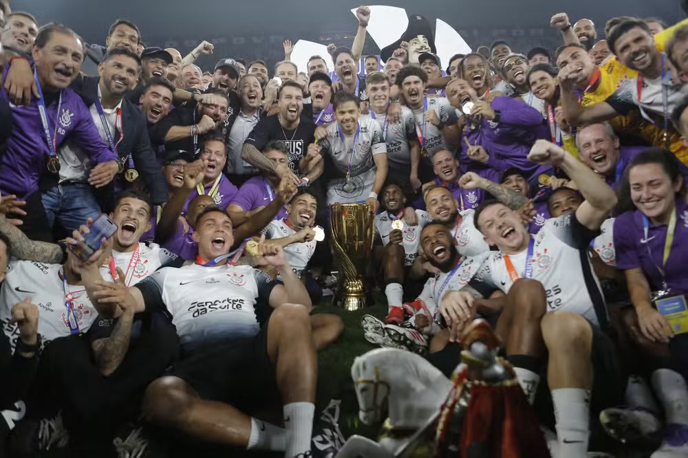 futebol_info's tweet image. Corinthians fecha acordo com elenco para pagar premiação de R$ 12 milhões.
A diretoria do Timão se reuniu hoje com o elenco e se dispôs a pagar o valor em 3 parcelas, a primeira com vencimento ainda nesta semana.
Os valores são referentes a bônus por metas alcançadas no…