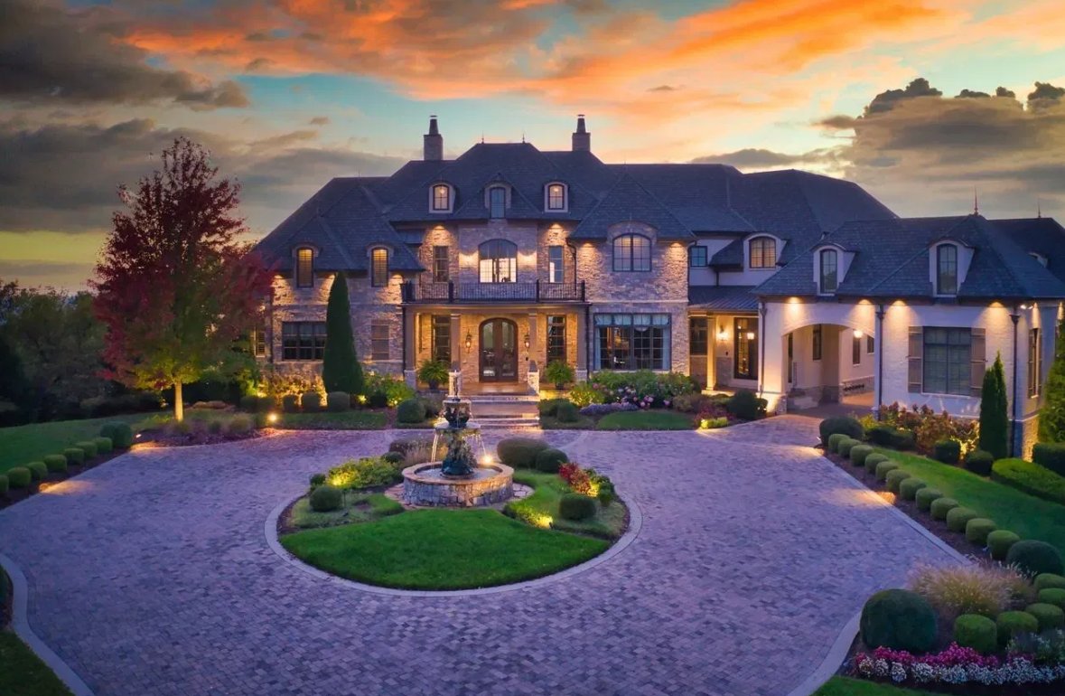 FOXNashville's tweet image. A luxurious Franklin estate once owned by financial guru Dave Ramsey is back on the market, listed for $15 million. bit.ly/45i7Mgw