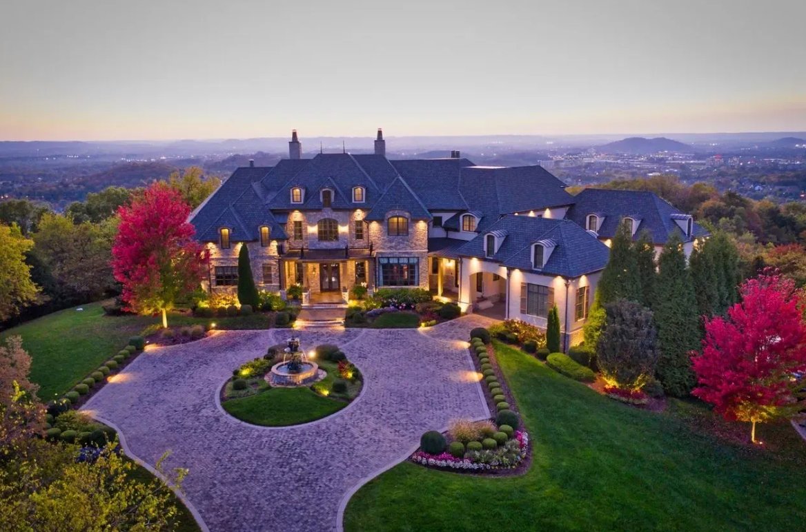 FOXNashville's tweet image. A luxurious Franklin estate once owned by financial guru Dave Ramsey is back on the market, listed for $15 million. bit.ly/45i7Mgw