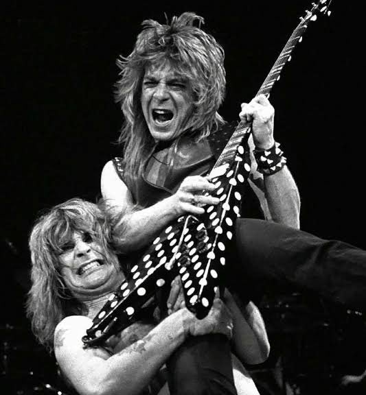 Ratita_Bebe's tweet image. Ozzy ya está cantando “Crazy Train” en el cielo con Randy Rhoads. 😭