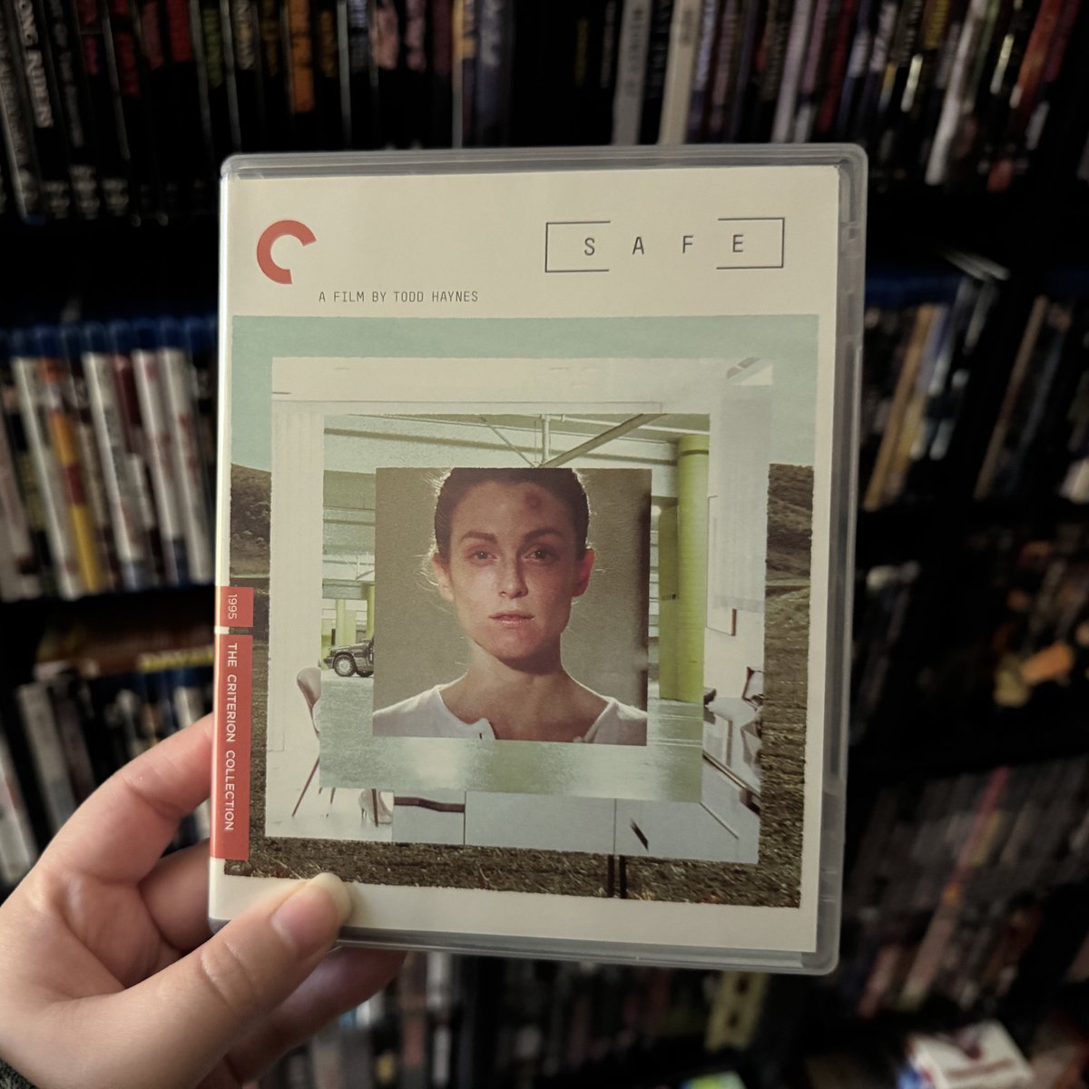 wondermeg_'s tweet image. day 24 of posting a random movie from my collection
As someone with an invisible illness I appreciated how isolating & uneasy this was. Haynes shows how often these ailments feel like a punishment. Works in a realm of ambiguity at times, which is to its advantage. Milk warning!