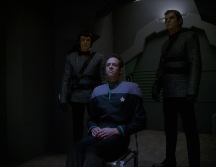 JanelleWaz's tweet image. "Okay, Doctor... How many lights do you see?" #DS9 #InterArmaEnimSilentLeges #allstartrek