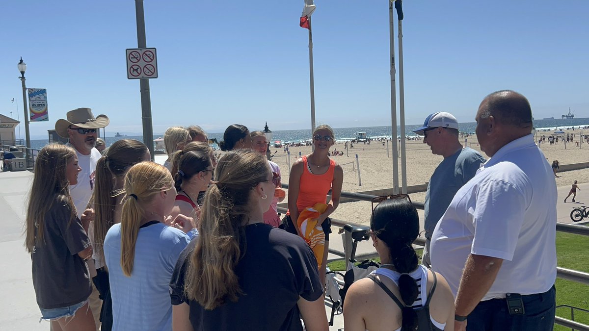 ForceSouthern's tweet image. Girls had a great time testing their 🏐 skills today at Huntington Beach after their big win! They will probably stick with 🥎 🤭
They also celebrated @mrb2027 Sweet 1️⃣6️⃣ with treats from Coach Dale & Coach Slack 🧁