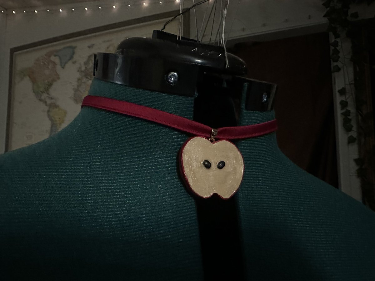 KaceydiIIa's tweet image. made a real version of this roblox ugc necklace 🍎 by @lumivire~!
shes a lil thing. shes handmade. shes apple. that is all :>