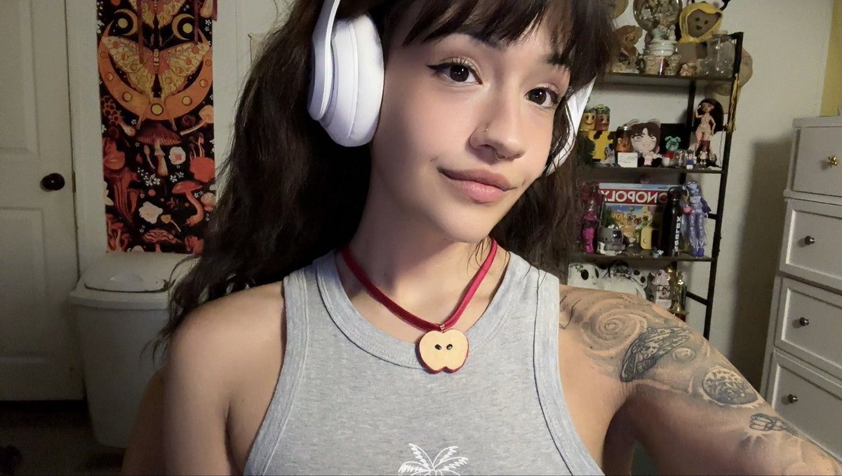 KaceydiIIa's tweet image. made a real version of this roblox ugc necklace 🍎 by @lumivire~!
shes a lil thing. shes handmade. shes apple. that is all :>
