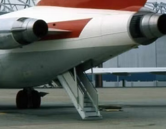 ChookChook38319's tweet image. The Lolita Express.
Who knew it had a rear access door that can be opened mid flight?
Boeing 727-200