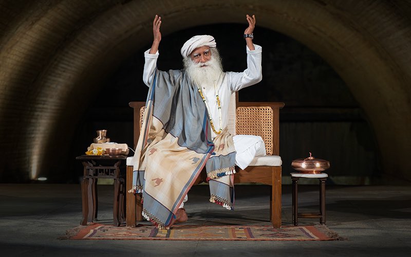 SadhguruJV's tweet image. How can you love one and hate the other when the same Divine exists in All. #SadhguruQuotes
