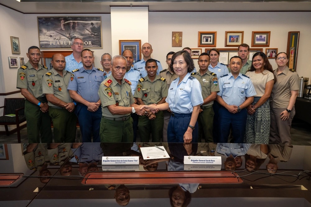 INDOPACOM's tweet image. 🇺🇸🤝🇹🇱
#USINDOPACOM welcomes a Timor-Leste Defence Force delegation for Bilateral Defense Discussions focused on expanding military cooperation, #MaritimeSecurity, & reinforcing a #FreeAndOpenIndoPacific among #AlliesAndPartners.
🔗: bit.ly/3GO7HrF