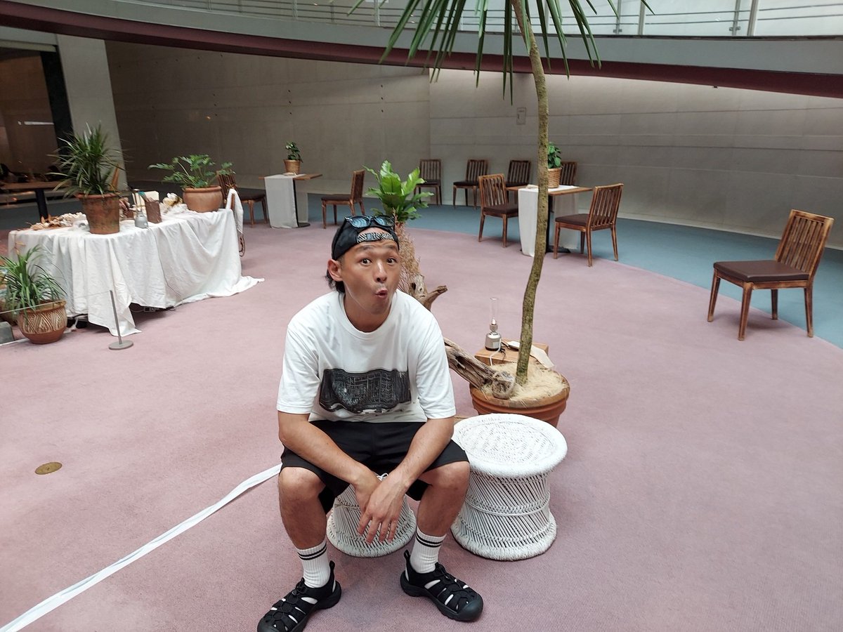 どう考え散らかしても僕の年齢は40代後半だ。もしかしたら20代前半かも？と、淡い思いを抱いたが、鏡に写る僕は確実そして明確な40代後半だった。少しだけトイレに座ってメソメソ泣いていたら腹が減ったのでコンビニへ。外国人の店員に「箸下さい」と言うと「あげるよー」と言ってきた。楽しかったです