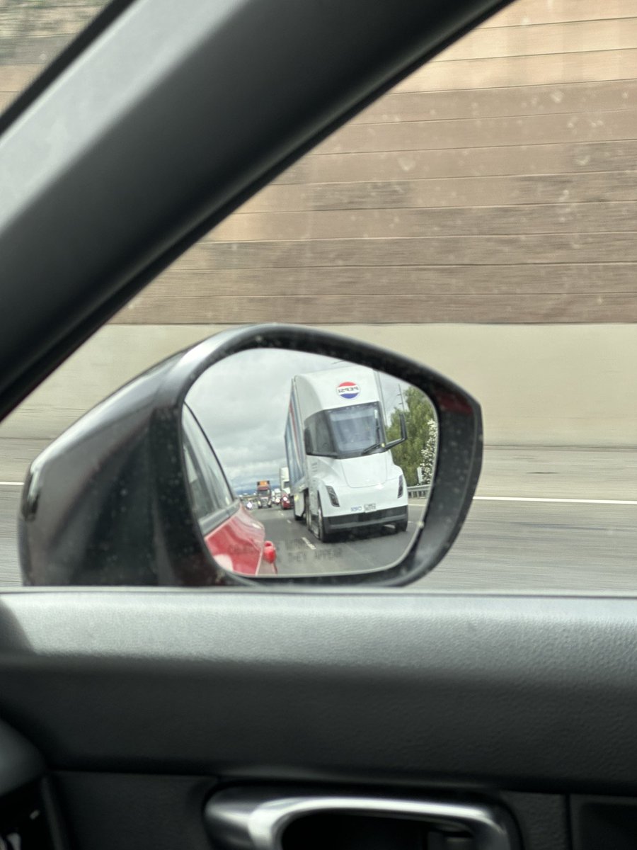 yegemberdin's tweet image. Tesla Semi 👀