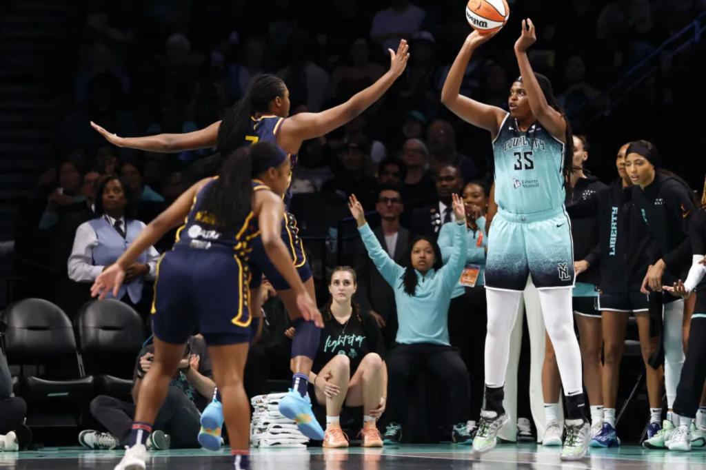 nypostsports's tweet image. Liberty rip Caitlin Clark-less Fever thanks to Jonquel Jones’ big second half trib.al/kqRYWRt