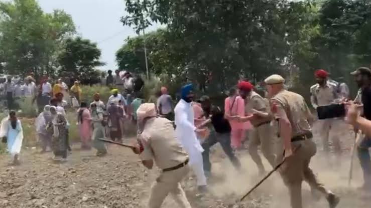 Tractor2ਟਵਿੱਟਰ ਪੰਜਾਬ (@tractor2twitr_p) on Twitter photo Bhagwant Mann govt used police brute force, house arrests, media propaganda, and mass detentions to crush voices of unemployed youth, farmers, and activists in Panjab.
Now <a href="/BhagwantMann/">Bhagwant Mann</a> & <a href="/ArvindKejriwal/">Arvind Kejriwal</a> are doing drama in Gujarat, pretending to stand with farmers there? Bhagwant Mann govt used police brute force, house arrests, media propaganda, and mass detentions to crush voices of unemployed youth, farmers, and activists in Panjab.
Now <a href="/BhagwantMann/">Bhagwant Mann</a> & <a href="/ArvindKejriwal/">Arvind Kejriwal</a> are doing drama in Gujarat, pretending to stand with farmers there?